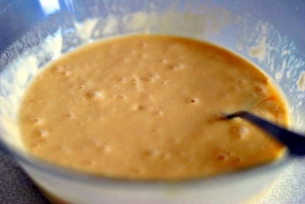Тесто для яблочно-грушевых оладьев с клюквой и медом